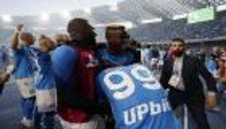 مشاهد هيستيرية وهدف تاريخي.. نابولي يحتفل بالدوري الإيطالي (فيديو)