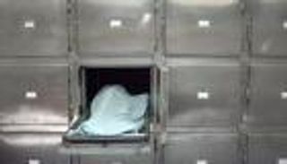 بداعي المزاح.. أب يقتل ابنه بشاحن هاتف محمول