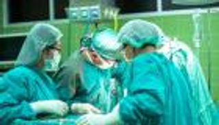 6 سنوات من الألم.. استخراج آلة حادة من بطن مصرية (صور)