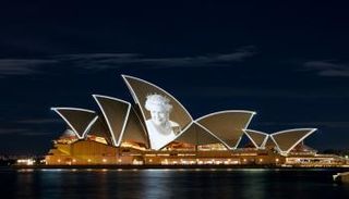 إضاءة دار الأوبرا في سيدني بذكرى وفاة الملكة إليزابيث