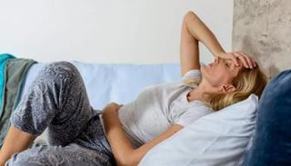 سيدة تعاني من آلام الدورة الشهرية - أرشيفية