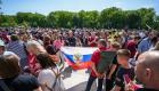 ذكرى الاستسلام.. العلمان الروسي والسوفياتي ممنوعان في برلين