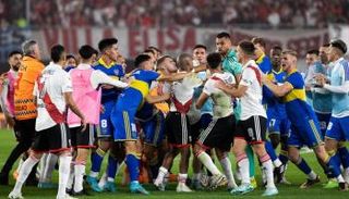 شغب مباراة ريفر بليت وبوكا جونيورز في الدوري الأرجنتيني