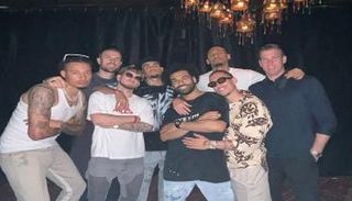 محمد صلاح رفقة لاعبي ليفربول في برشلونة