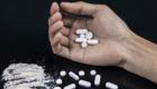 فنان مصري يفقد وعيه بسبب المخدرات.. والشرطة تتدخل