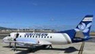 رعب في الجو.. توقف محرك طائرة أثناء تحليقها بعد انفجاره (فيديو)