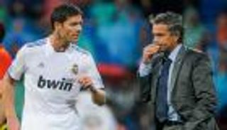 من إنجلترا إلى ريال مدريد.. مورينيو وتشابي ألونسو قصة حب "ملعونة"