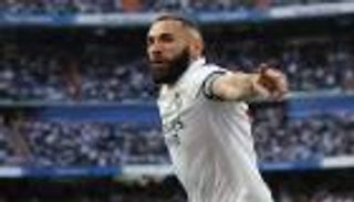 الضحية من برشلونة.. مانشستر سيتي يفصل بنزيما عن رقم تاريخي جديد