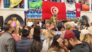 يقصد الزوّار المعبد في شهر مايو من كل عام