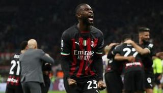 فيكايو توموري مدافع ميلان الإيطالي