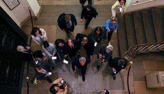 كيفين مكارثي رئيس مجلس النواب عائدا إلى الكابيتول بعد مباحثات بالبيت الأبيض