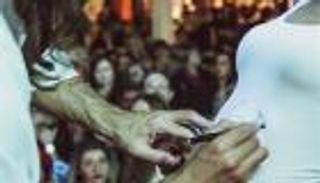 ممثل تركي يثير الجدل.. يوقّع على أجساد معجباته (صور)