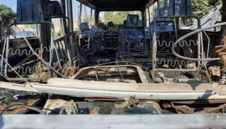 آثار هجوم سابق على حافلة تقل مليشيات إيران بسوريا