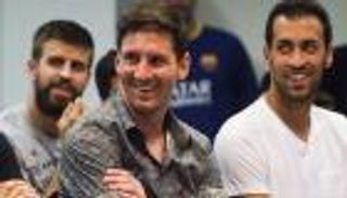 ميسي وبوسكيتس.. صداقة صنعها برشلونة حتى باب المنزل