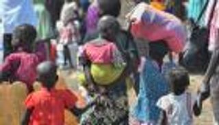 تمرة وماء وكِسرة حب.. حزام البقاء يشد بطون السودانيين