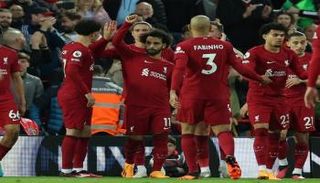 محمد صلاح مع لاعبي ليفربول