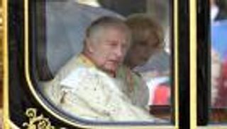 سر غضب تشارلز يوم تتويجه.. قارئ شفاه يفك الشفرة