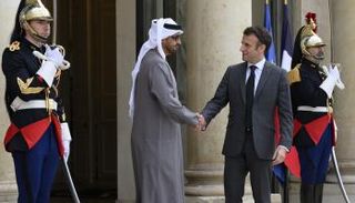 الشيخ محمد بن زايد آل نهيان في لقاء سابق مع إيمانويل ماكرون