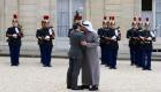 محمد بن زايد يصل إلى فرنسا وماكرون يستقبله بقصر الإليزيه