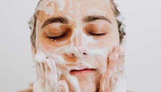 كيف أنظف بشرتي بدون صابون؟ وما هى أضراره؟