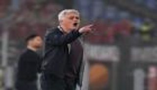 مورينيو لا يقبل التهنئة.. فيديو مثير للجدل في الدوري الأوروبي