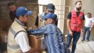 "الفارس الشهم 2".. الإمارات توزع طروداً غذائية وملابس على عمال النظافة في سوريا