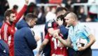 ممنوع على برشلونة.. لفتة طيبة تجاه أشهر حكام الدوري الإسباني (صور)