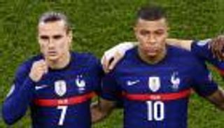 مبابي يترقب رحيل ميسي عن باريس سان جيرمان ويختار بديله