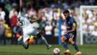 هدية للعدوين.. ليدز يعرقل نيوكاسل بتعادل درامي في الدوري الإنجليزي