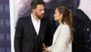 جينيفر لوبيز تنفعل على بن أفليك.. قارئ شفاه يكشف الأسباب