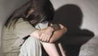 خلع أسنان ونغز بالسكين.. تفاصيل تعذيب فتاة على يد والدتها في مصر