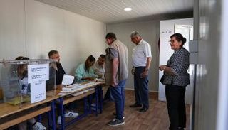 ناخبون أتراك داخل أحد مراكز الاقتراع - أرشيفية