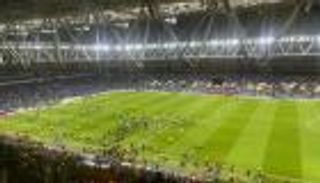 اقتحام وهروب.. جماهير إسبانيول تفسد احتفالات برشلونة بالليغا (فيديو)