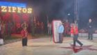 عرض سيرك خطير.. عجوز تتحدى رامية سكاكين محترفة (فيديو)