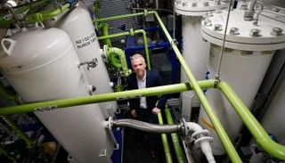 غرفة الإنتاج حيث يتحول ثاني أكسيد الكربون من منتج ثانوي إلى منتج صناعي