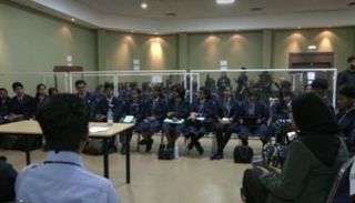 طلاب المدرسة في نموذج محاكاة لـ