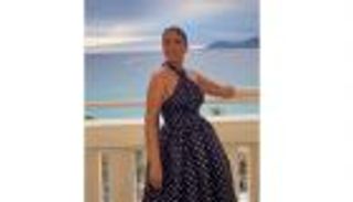 مهرجان كان 2023.. منى زكي تستعد للافتتاح بإطلالة ساحرة (فيديو)