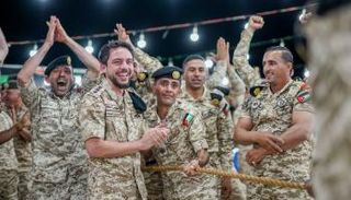 ولي العهد مبتهجا بين رفاقه