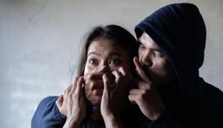 رجل يختطف امرأة- صورة تعبيرية