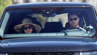 الأمير هاري وزوجته ميغان ماركل داخل سيارتهما