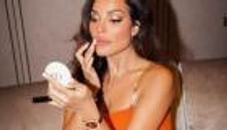 نادين نسيب نجيم تدهش متابعيها.. إطلالة برتقالية مثيرة وساعة ذهبية (صور)