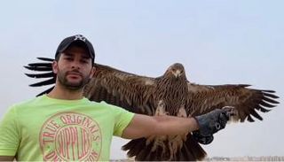 رامز أمير مع الطائر المصاب