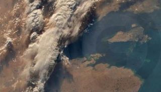 سلطان النيادي ينشر منظراً خلاباً للبحرين وقطر من الفضاء