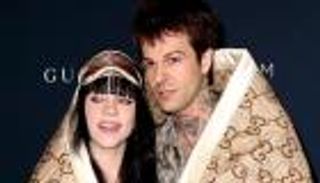 بيلي إيليش وجيسي فورد.. حب وانفصال في عام واحد