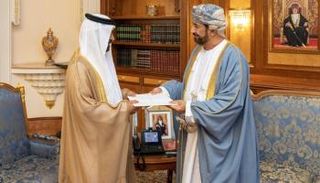 سفير الإمارات لدى تسليمه الدعوة لوزير ديوان البلاط السلطاني بعمان