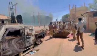 عناصر من قوات الدعم السريع في محيط مقر قيادة قوات الدفاع الجوي المتضرر