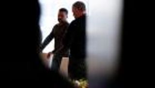 زيلينسكي في هيروشيما.. سجاد أحمر على الأرض و"إف-16" بالجو