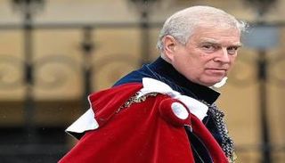 الأمير أندرو خلال مراسم التتويج