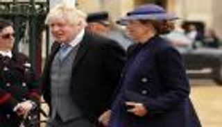 فرحة خارج "داونينغ ستريت".. جونسون ينتظر طفله الثامن 