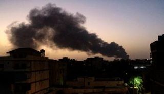دخان يتصاعد فوق مبان في جنوب الخرطوم - فرانس برس